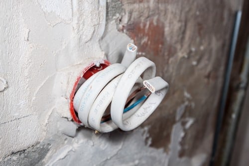 Electricien La Queue-en-Brie - visuel d'un tuyau électrique enroulé dans un mur