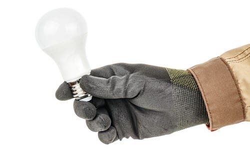 Electricien Lamballe - les bons artisans - main qui tient une ampoule