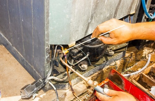 Electricien Le Bourget - mains d'un homme qui règle des câbles électriques