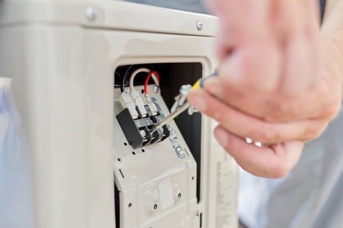 Electricien Le Château-D'olonne - mains d'un homme qui règle un tableau électrique