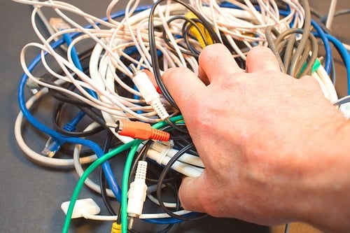 Electricien Le Château-D'olonne - main qui tient des câbles électriques