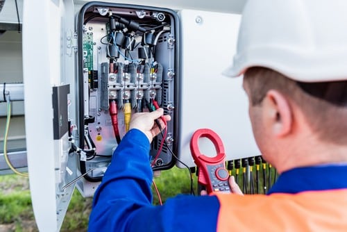 Electricien Le Pradet - les bons artisans - intervention sur un tableau électrique