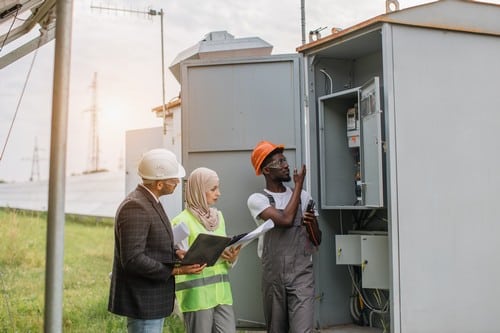 Electricien Les Ponts-de-Cé - hommes devant un tableau électrique en extérieur