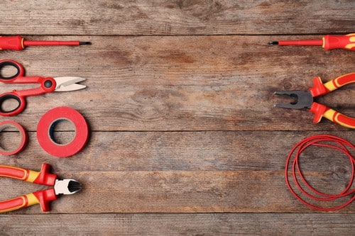 Electricien Les Sables-d'Olonne - visuel d'outils sur une table en bois