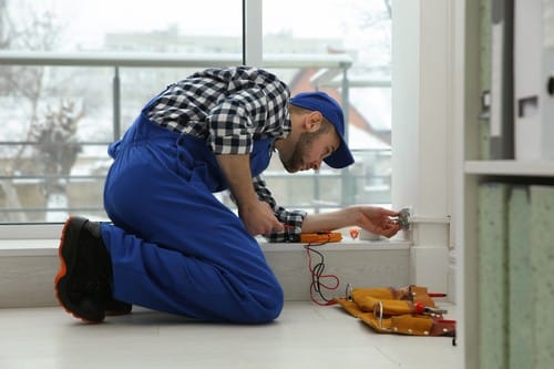 Electricien Longwy - les bons artisans - électricien en intervention