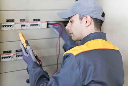 Electricien Lons-le-Saunier - les bons artisans - électricien en intervention