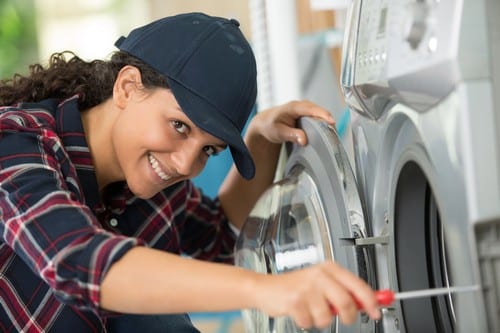 Electricien Maizières-lès-Metz - les bons artisans - électricienne en intervention