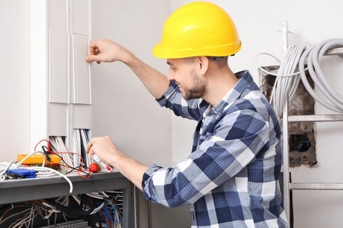 Electricien Marly - les bons artisans - électricien en intervention