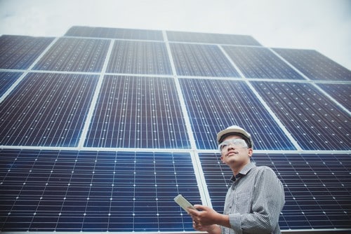 Electricien Moissy-Cramayel - homme devant des panneaux solaires