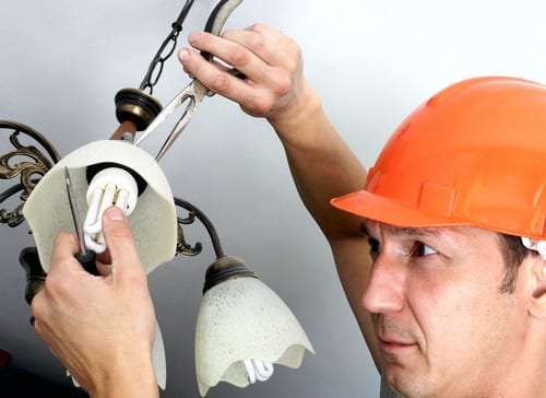 Electricien Montivilliers - les bons artisans - électricien qui intervient sur une lumière