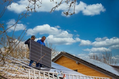 Electricien Nemours - hommes qui installent des panneaux solaires sur le toit