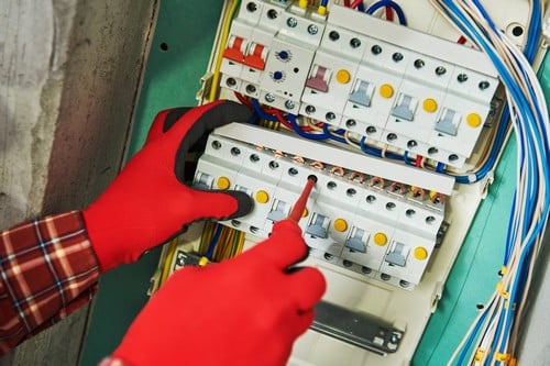 Electricien Oloron-Sainte-Marie - les bons artisans - intervention sur un compteur électrique