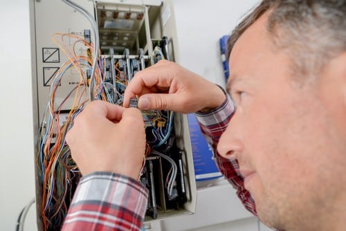 Electricien Parthenay - les bons artisans - intervention sur un tableau électrique