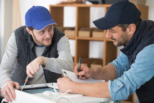 Electricien Pernes-les-Fontaines - les bons artisans - électricien sur le chantier