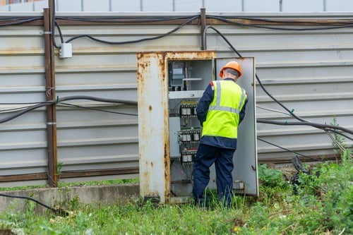 Electricien Persan - homme qui règle un tableau électrique