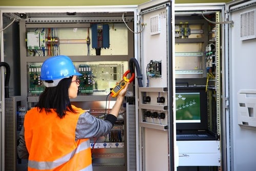 Electricien Ploufragan - les bons artisans - intervention sur un tableau électrique