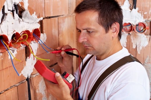 Electricien Plouzané - les bons artisans - électricien en intervention