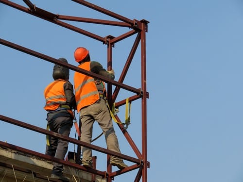 Electricien Pontchâteau - deux hommes sur une grue