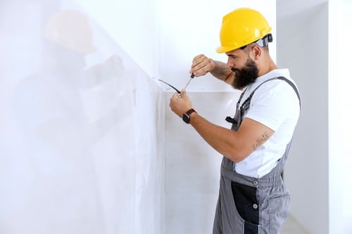 Electricien Quimperlé - les bons artisans - électricien en intervention