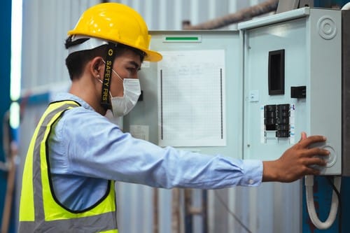 Electricien Saint-André-les-Vergers - les bons artisans - intervention sur un tableau électrique