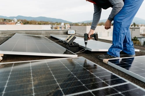 Electricien Saint-Avold - les bons artisans - intervention sur des panneaux solaires