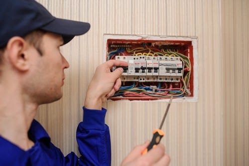 Electricien Saint-Brevin-les-Pins - homme qui règle des câbles électriques dans un mur