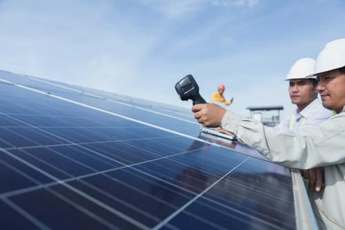 Electricien Saint-Brevin-les-Pins - hommes qui installent des panneaux solaires