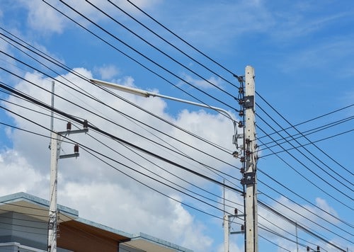 Electricien Saint-Fargeau-Ponthierry - visuel de câbles électriques en extérieur