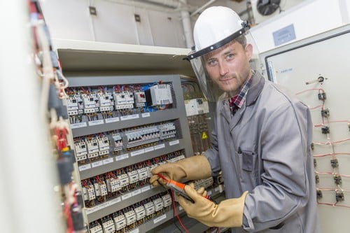 Electricien Saint-Jean-de-Luz - les bons artisans - intervention sur un compteur électrique