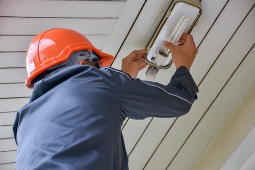 Electricien Saint-Junien - les bons artisans - installation d'une ampoule