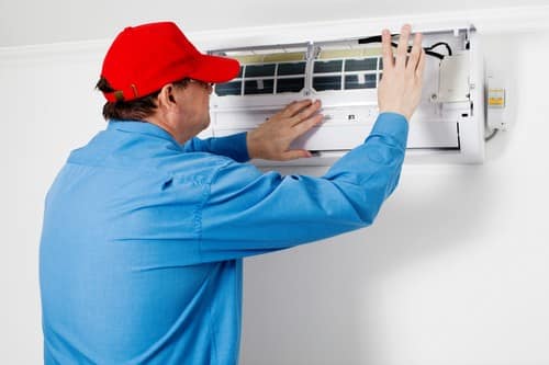 Electricien Saint-Leu-la-Forêt - homme qui un appareil électrique