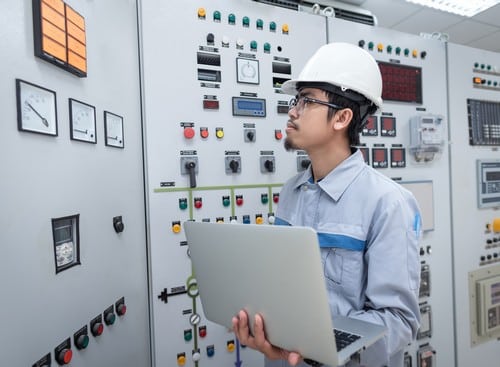 Electricien Saint-Maurice - homme devant des un tableau de réglage