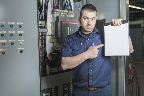 Electricien Saint-Max - les bons artisans - électricien avec le rapport de son intervention