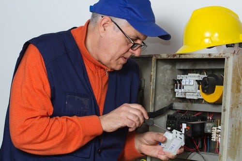 Electricien Sainte-Maxime - les bons artisans - Intervention sur un tableau électrique