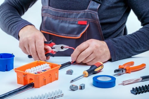 Electricien Sarrebourg - les bons artisans - électricien en intervention