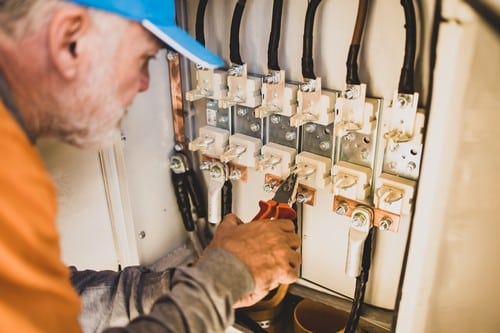 Electricien Solliès-Pont - les bons artisans - intervention sur un tableau électrique