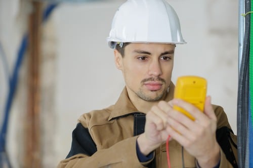 Electricien Soyaux - les bons artisans - électricien en intervention