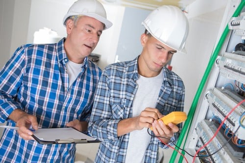 Electricien Thouars - les bons artisans - électriciens en intervention