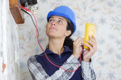 Electricien Tinqueux - les bons artisans - électricienne en intervention