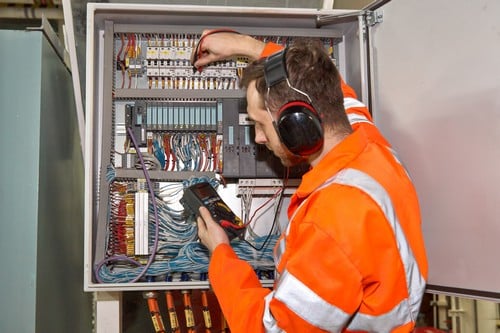 Electricien Toul - les bons artisans - électricien en intervention