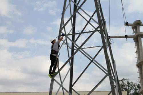 Electricien Vaires-sur-Marne - homme qui règle un pylône
