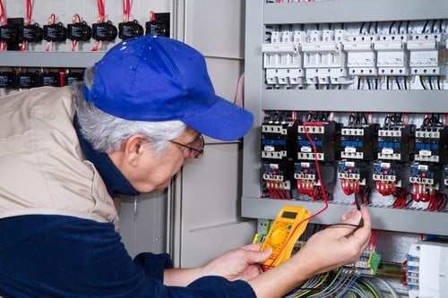 Electricien Valbonne - les bons artisans - électricien en intervention sur un tableau électrique