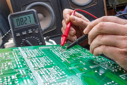 Electricien Valenton - mains qui règlent des fils électriques