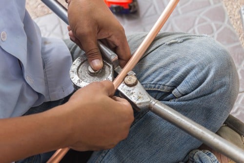 Electricien Valenton - mains d'un homme qui tient des outils