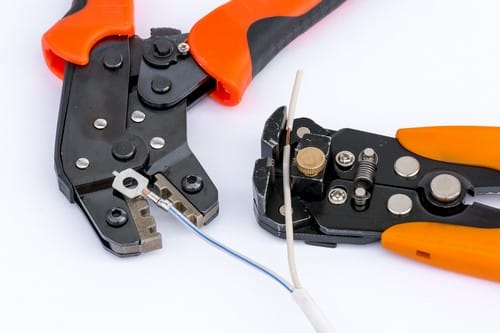 Electricien Valréas - les bons artisans - pince et fils électriques