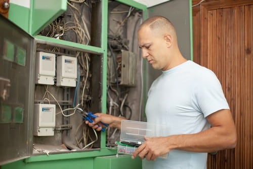 Electricien Varennes-Vauzelles - les bons artisans - électricien en intervention