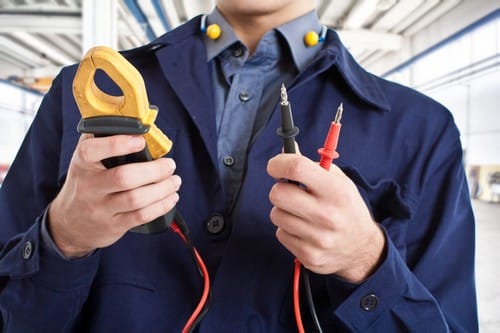 Electricien Vernouillet - homme qui tient un câble électrique