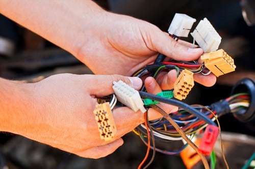 Electricien Vernouillet - mains qui règlent des câbles électriques