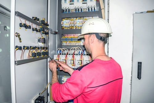 Electricien Vesoul - les bons artisans - intervention sur un tableau électrique