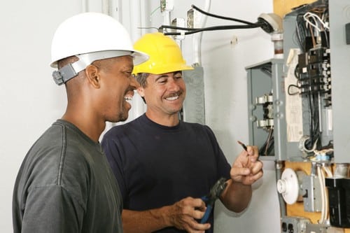 Electricien Villeneuve-Loubet - les bons artisans - électriciens en intervention